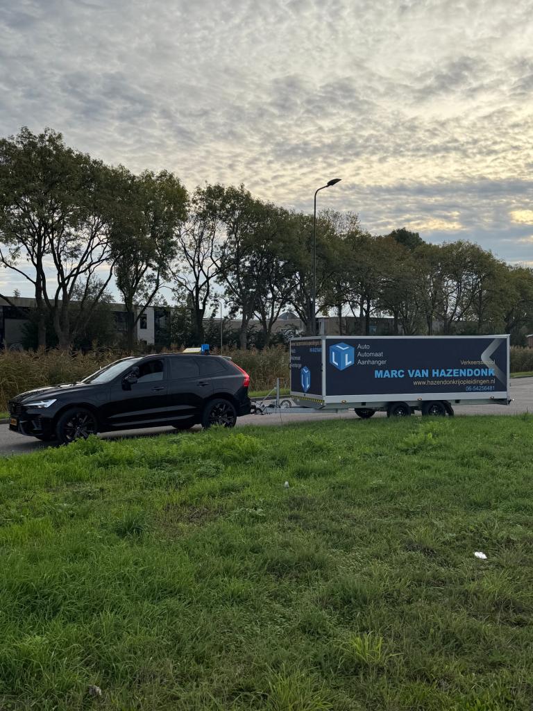 De Volvo XC60 met de eigen lesaanhanger van Verkeersschool Marc van Hazendonk