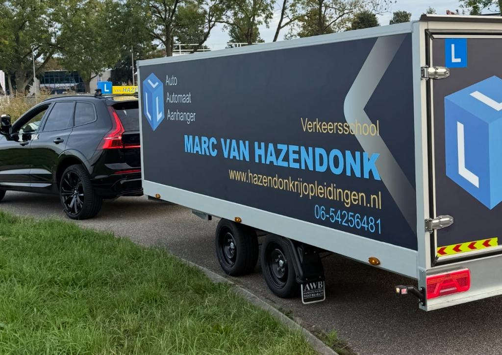 De lesaanhanger van Verkeersschool Marc van Hazendonk achter de Volvo XC60